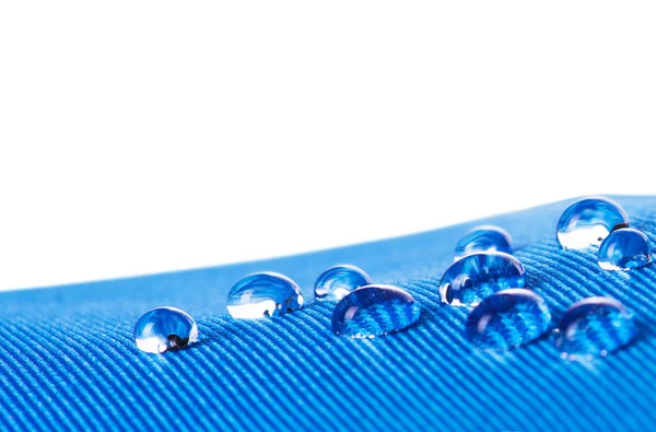 Waterdichte stof met waterdrops close-up, op witte achtergrond — Stockfoto