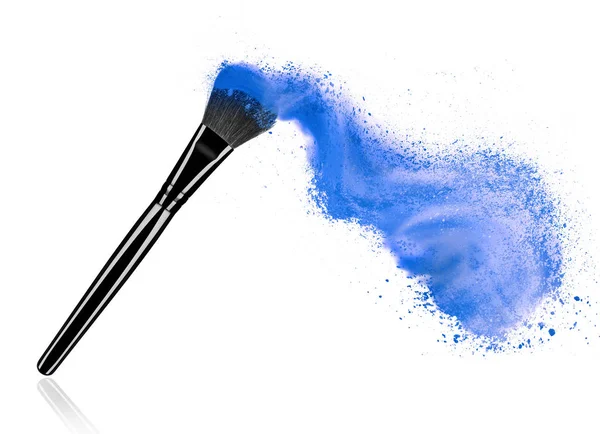 Maquillaje cepillo con salpicadura de polvo cosmético, aislado en blanco —  Fotos de Stock