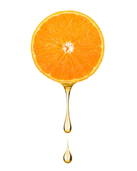Suco em forma de gota que flui de uma fatia de laranja — Fotografia de Stock