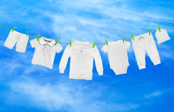 Tvätt linje med ljusa kläder — Stockfoto