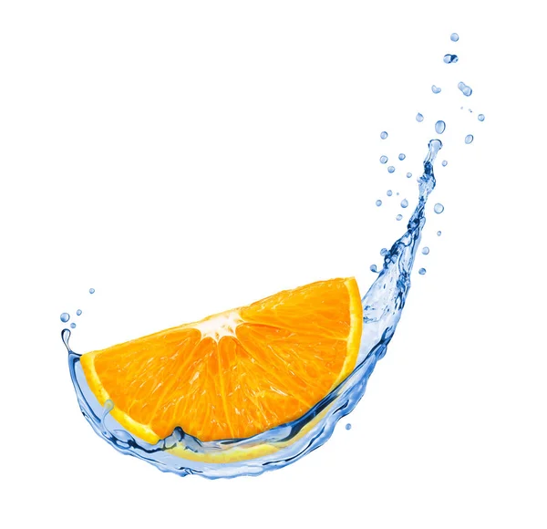Fatia de laranja com respingo de água close-up, isolado em branco — Fotografia de Stock