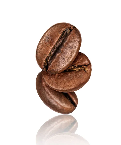 Szemes kávé elmélkedés closeup, elszigetelt fehér — Stock Fotó