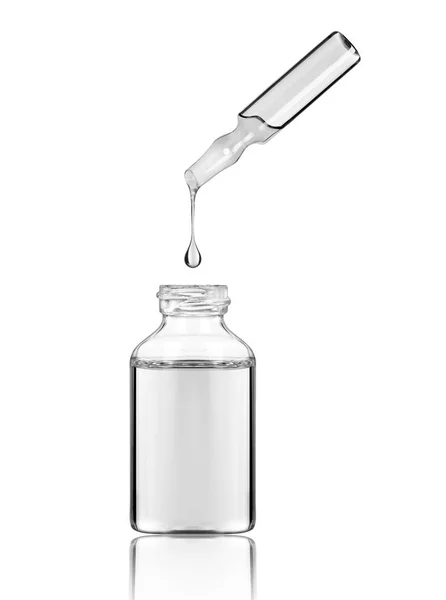 Gota cai de uma ampola cosmética ou médica em uma garrafa — Fotografia de Stock