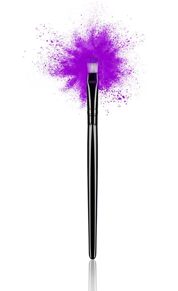 Purple make up escova com pó splash close-up — Fotografia de Stock