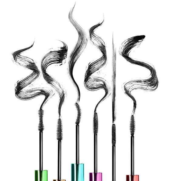Set di vari pennelli per mascara con tratti di mascara primo piano — Foto Stock