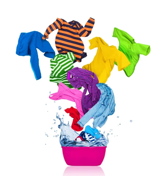 Bunte T-Shirts fliegen aus der Wäscheschüssel — Stockfoto