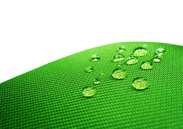 Tecido impermeável verde com gotas de água de perto no branco — Fotografia de Stock