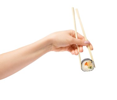 Beyaz kadın el ahşap yemek çubukları ile suşi roll 