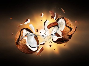 Karanlıkta parçalara Hindistan cevizi patlar