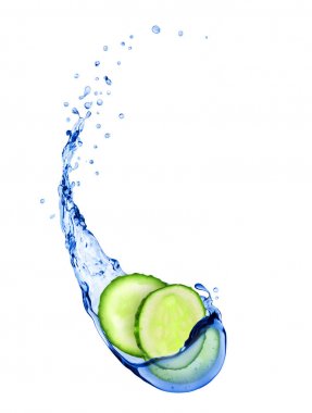 Taze su sıçramalarına, üzerinde beyaz izole içinde salatalık dilim