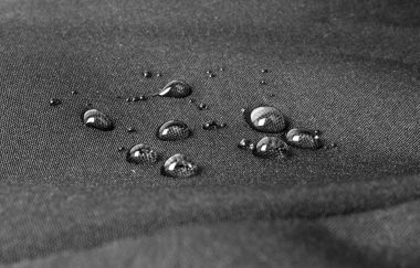 Karanlık su geçirmez kumaş waterdrops ile yakın çekim