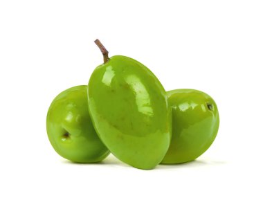 Beyaz arka plan üzerinde izole üç yeşil zeytin portre 