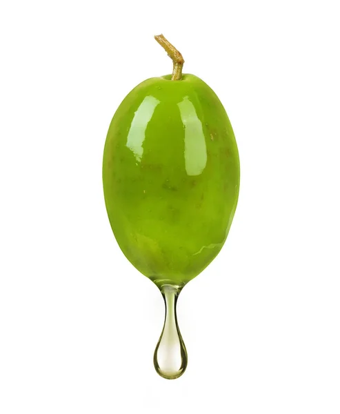Grön oliv med en droppe olja som närbild på vit bakgrund — Stockfoto
