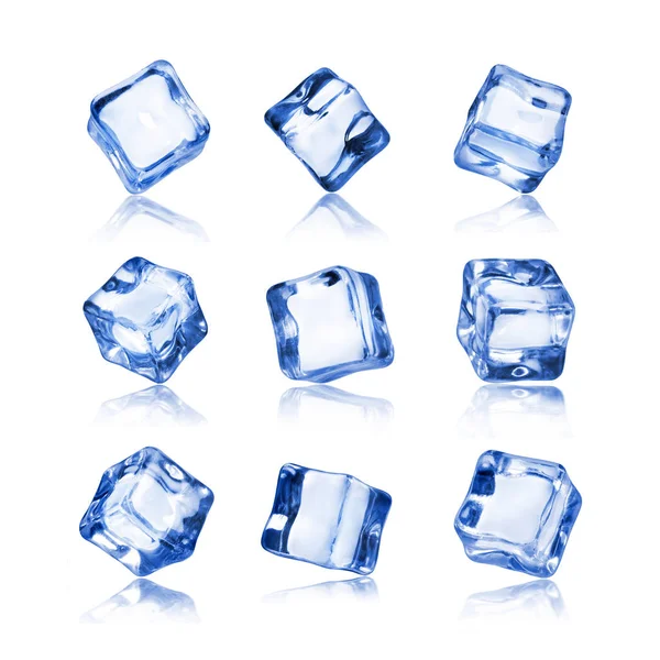 Conjunto de cubitos de hielo aislados sobre fondo blanco — Foto de Stock