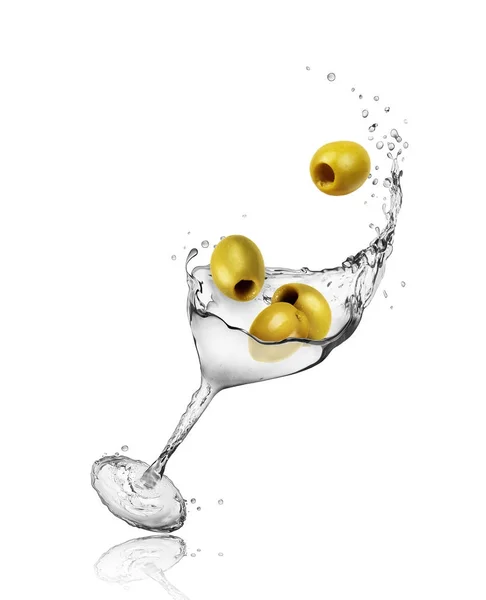 Bicchiere da vino realizzato con spruzzi d'acqua con olive, isolato su bianco — Foto Stock