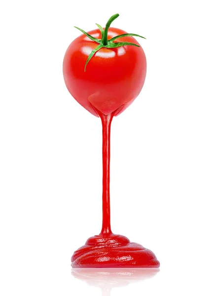 Ketchup fließt aus einer frischen Tomate. — Stockfoto