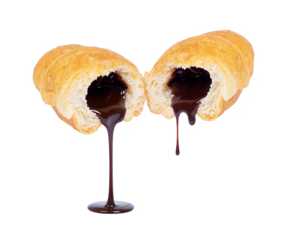 Schokoladenfüllung fließt aus einem Croissant auf weißem Hintergrund — Stockfoto