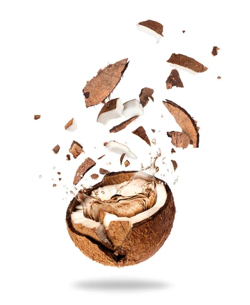 Σπασμένα καρύδας με χυμό, απομονώνονται σε λευκό φόντο — Φωτογραφία Αρχείου