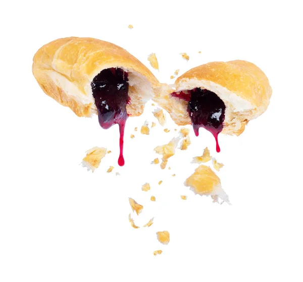 Berry jam vyplývající ze dvou polovin croissant — Stock fotografie