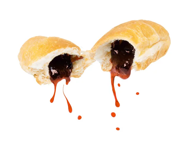 Fruchtmarmelade aus zwei Hälften eines Croissants — Stockfoto