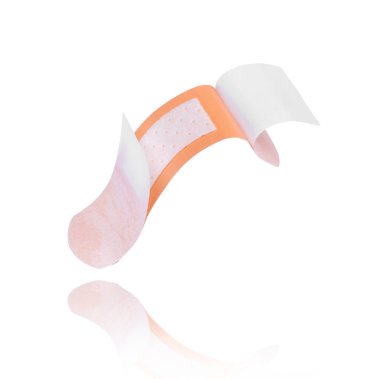 Beyaz arka plan üzerine açık tıbbi yapıştırıcı sıva yakın çekim