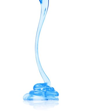 Beyaz bir arka plan şeffaf yapışkan sıvı akar