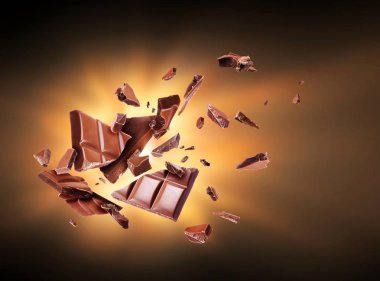 Çikolata parçaları karanlıkta eleştirdiği