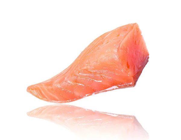 Jugoso trozo de salmón primer plano sobre fondo blanco — Foto de Stock