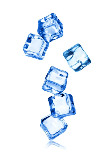 Cubos de hielo en movimiento dinámico congelados en el aire, aislados en blanco — Foto de Stock