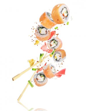 Suşi havada donmuş yemek çubukları ile parçalar