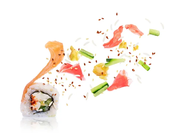 Ingredienser flyga ur den ovikta sushi rullen — Stockfoto