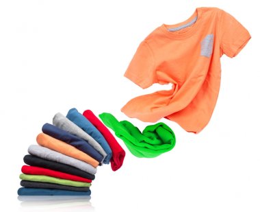 T-shirt beyaz arka plan üzerinde giysileri ile bir yığın dışında uçar