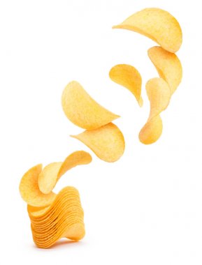 Patates cipsi yığın yongaları ile dışarı beyaz arka plan üzerinde uçmak