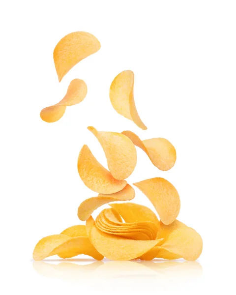 Burgonya chips esik egy halom fehér alapon zsetonnal — Stock Fotó