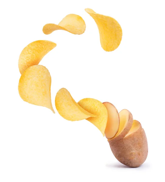 Fatias de batata se transformam em batatas fritas isoladas no fundo branco — Fotografia de Stock