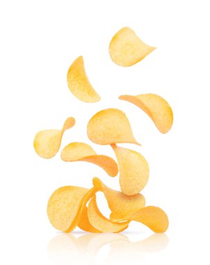 Patates cipsi bir öbek üzerinde beyaz izole fişleri ile düşmek 