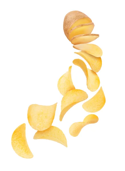 Rodajas de patata se convierten en papas fritas y caen aislados en blanco — Foto de Stock