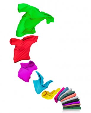 T-shirt üzerine beyaz izole giysileri ile bir yığın dışında uçar 