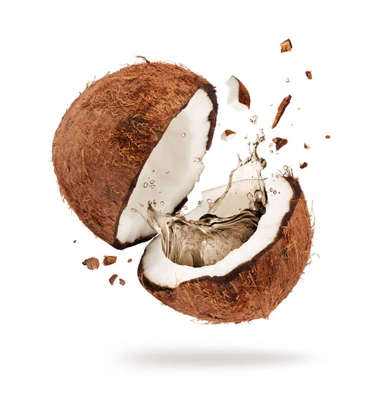 Kokosowy pokruszony w powietrzu na białym tle — Zdjęcie stockowe