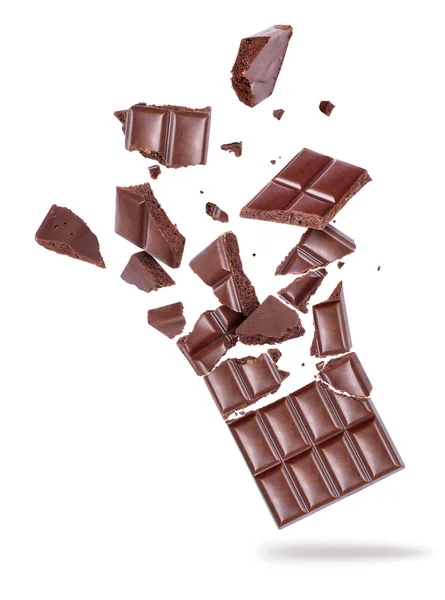 Пористий темний шоколад розбитий на шматки в повітрі на білому — стокове фото