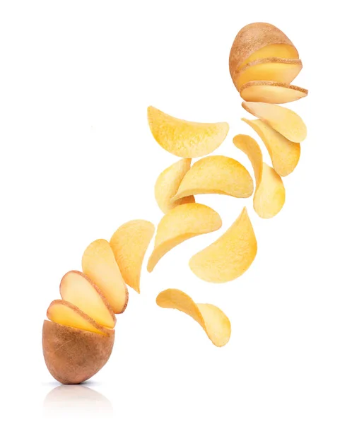 Aardappel segmenten omzetten in chips. Conceptuele afbeelding op wit — Stockfoto