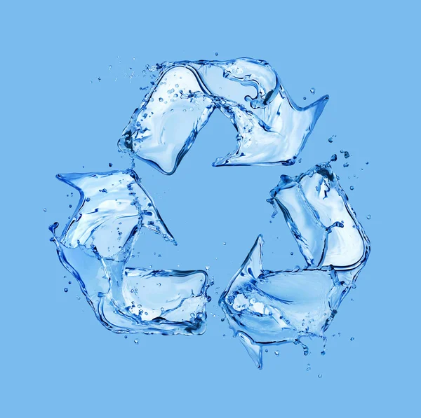 Sinal de reciclagem feito de salpicos de água no fundo azul — Fotografia de Stock