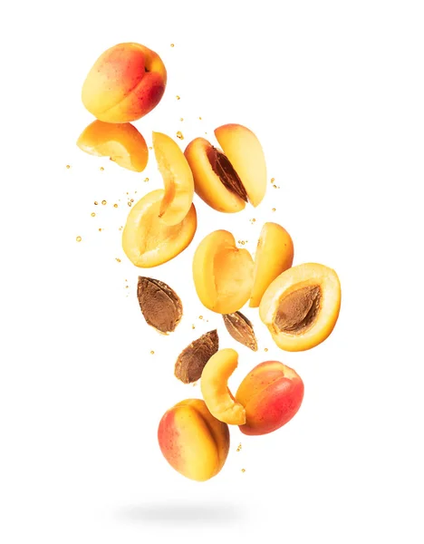 Frische ganze und in Scheiben geschnittene frische Aprikosen in der Luft, isoliert auf weißem Hintergrund — Stockfoto
