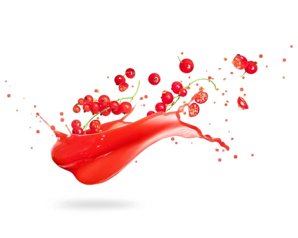 Червона смородина з бризками свіжого соку, ізольована на білому тлі — стокове фото