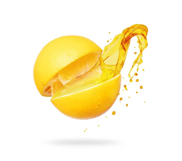 在白色的背景上从切碎的橙子里喷出果汁 — 图库照片