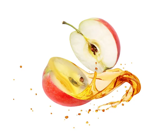 Saft spritzt aus aufgeschnittenem Apfel auf weißem Hintergrund — Stockfoto