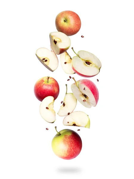 Manzanas frescas enteras y en rodajas en el aire, aisladas sobre un fondo blanco —  Fotos de Stock