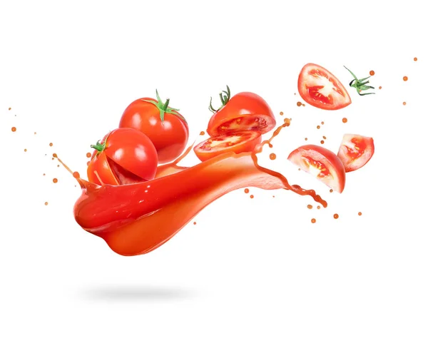 Krájená rajčata se šplouchnutím čerstvé šťávy, izolovaná na bílém pozadí — Stock fotografie
