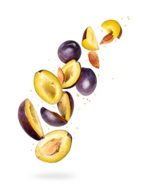 Havada taze ve dilimlenmiş erikler, beyaz bir arka planda izole edilmiş.