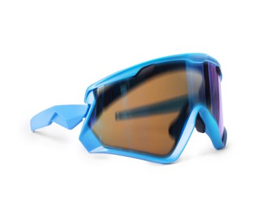 Beyaz arka planda izole edilmiş teknolojik bisiklet gözlükleri.